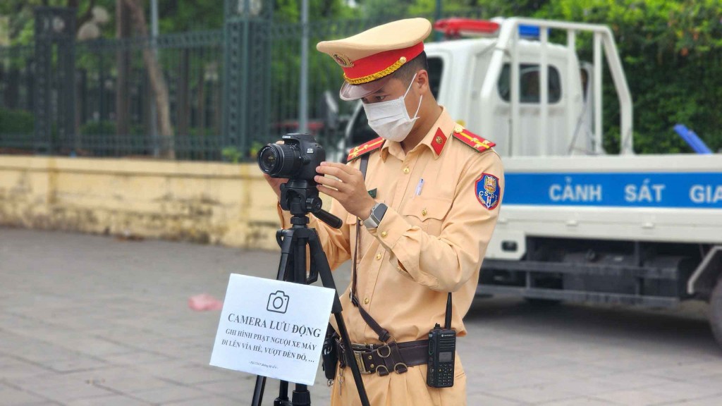 Lực lượng CSGT sử dụng camera chuyên dụng để ghi hình xử lý phạt nguội các trường hợp dừng đỗ xe sai nơi quy định.