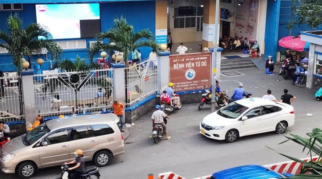 Tài xế đỗ xe ngay trước cổng bệnh viện – lỗi phổ biến dễ bị CSGT ghi hình phạt nguội tại TP.HCM.