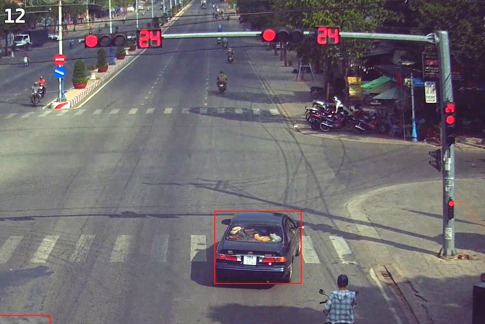 Camera ghi lại phương tiện vượt đèn đỏ tại ngã tư, dẫn đến bị phạt nguội
