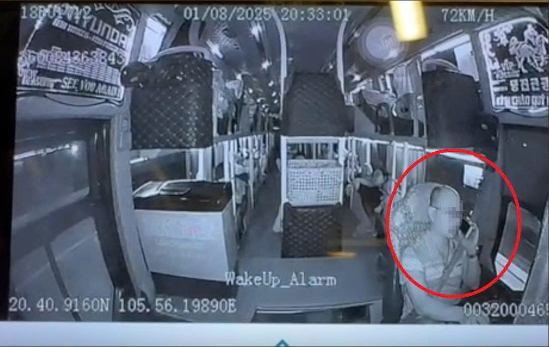Tài xế bị phát hiện dùng điện thoại khi lái xe nhờ dữ liệu camera giám sát trên xe.