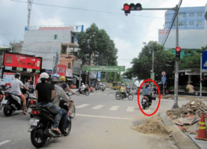 Xe máy vượt đèn đỏ có thể bị phạt rất nặng.