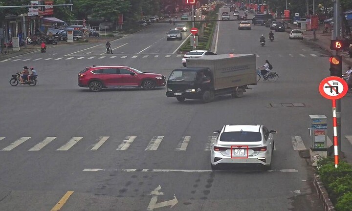 Xe ô tô vi phạm tín hiệu đèn giao thông tại ngã tư Xương Giang- Vương Văn Trà, phường Bắc Giang, tỉnh Bắc Ninh dẫn đến phạt nguội. (Ảnh Công an Bắc Ninh).