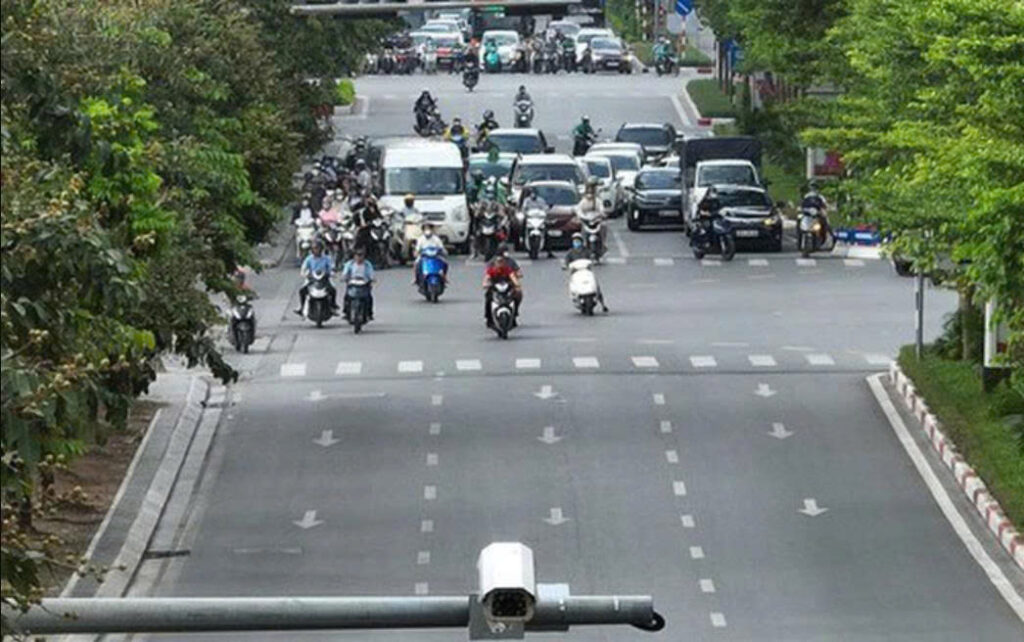 Hệ thống camera giám sát giao thông tự động ghi lại các hành vi vi phạm, phục vụ công tác xử phạt nguội trên toàn quốc.