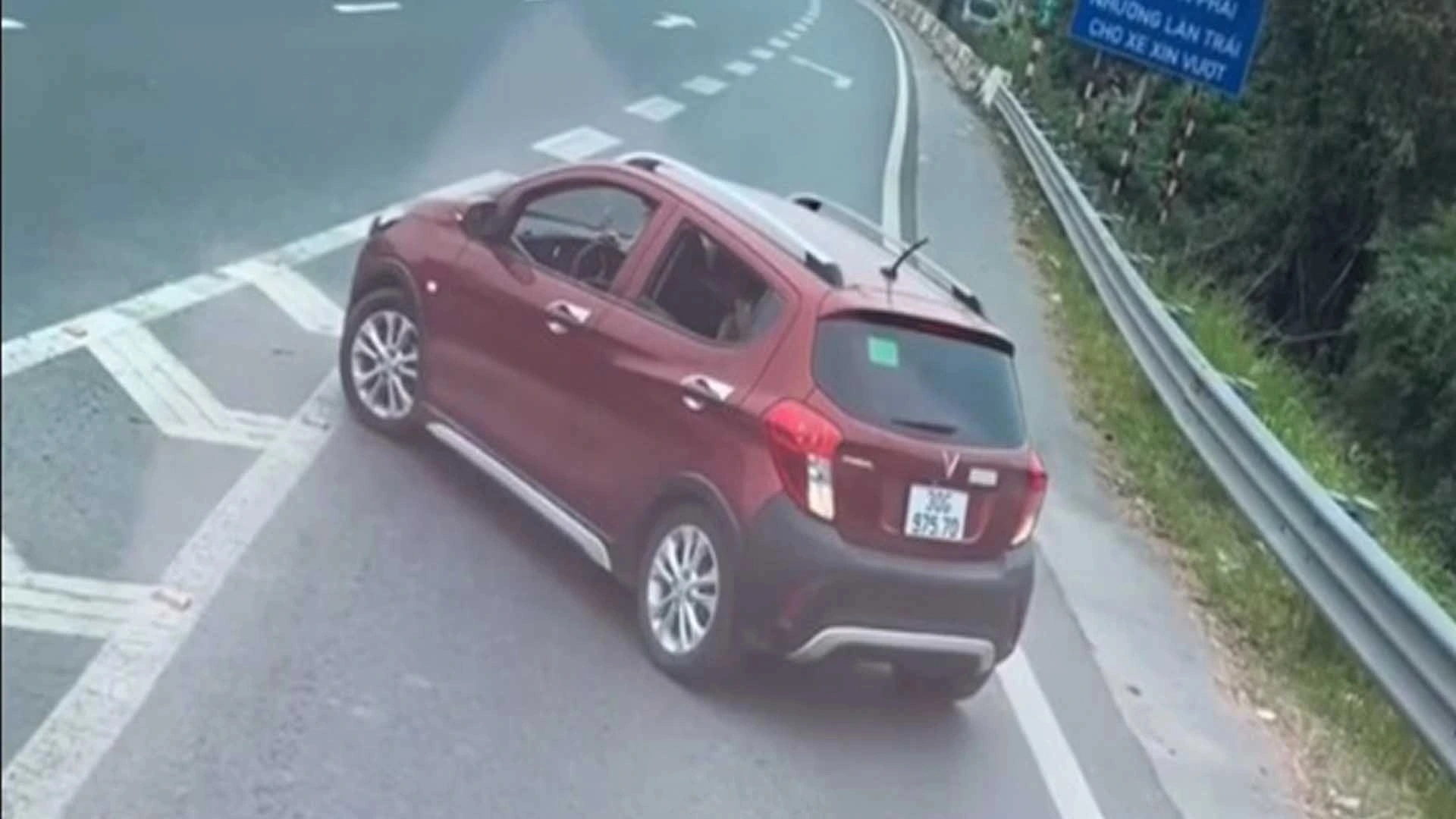 Phương tiện không được phép đè lên vạch kênh hóa dòng xe