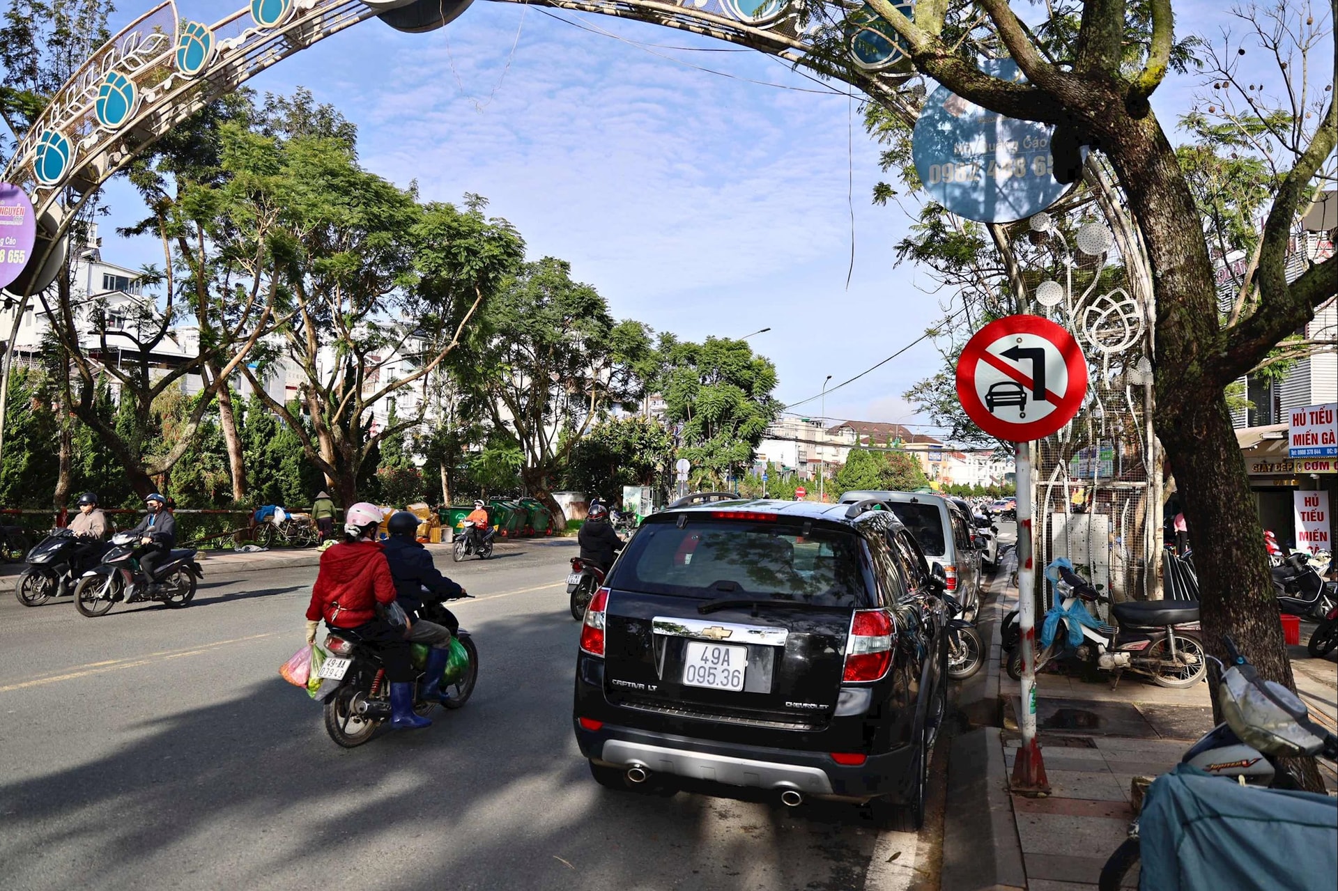 Biển cấm rẽ trái gần nút giao thông Nguyễn Văn Cừ - Bà Triệu