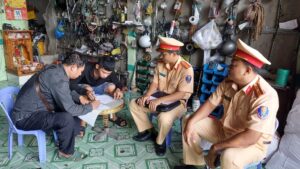 Lực lượng Phòng CSGT Công an tỉnh Đồng Tháp tuyên truyền, vận động chủ cơ sở sửa xe ký cam kết không tham gia "độ xe". Ảnh: CAĐT.