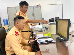 Cán bộ Phòng Cảnh sát giao thông trích xuất, đối chiếu hình ảnh, thông tin phương tiện vi phạm phát hiện qua hệ thống camera giám sát. Ảnh: Nguyễn Chơn