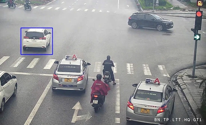 Ô tô bị phạt nguội lỗi vượt đèn đỏ tại ngã tư Lý Thái Tổ - Huyền Quang, Bắc Ninh.