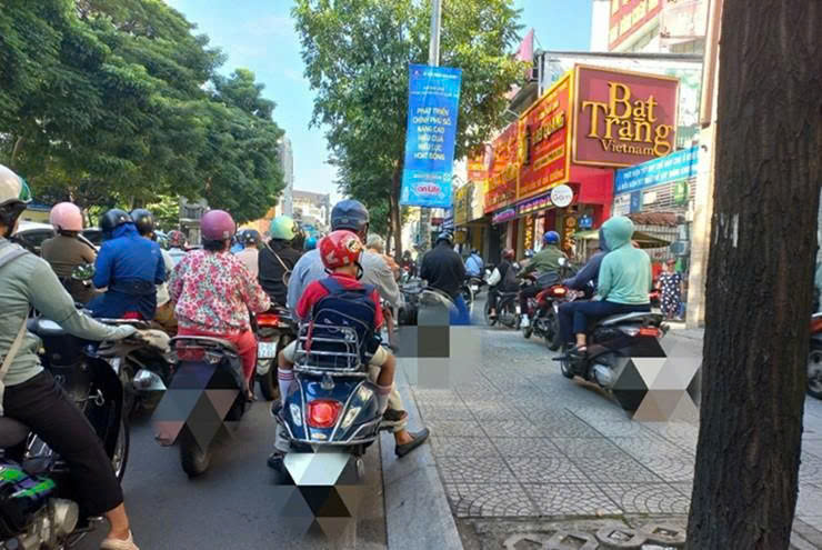 Xe máy leo vỉa hè dễ bị camera giao thông ghi nhận và xử phạt nguội theo quy định mới.