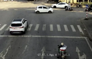 Xe ô tô vượt đèn đỏ dẫn đến phạt nguội